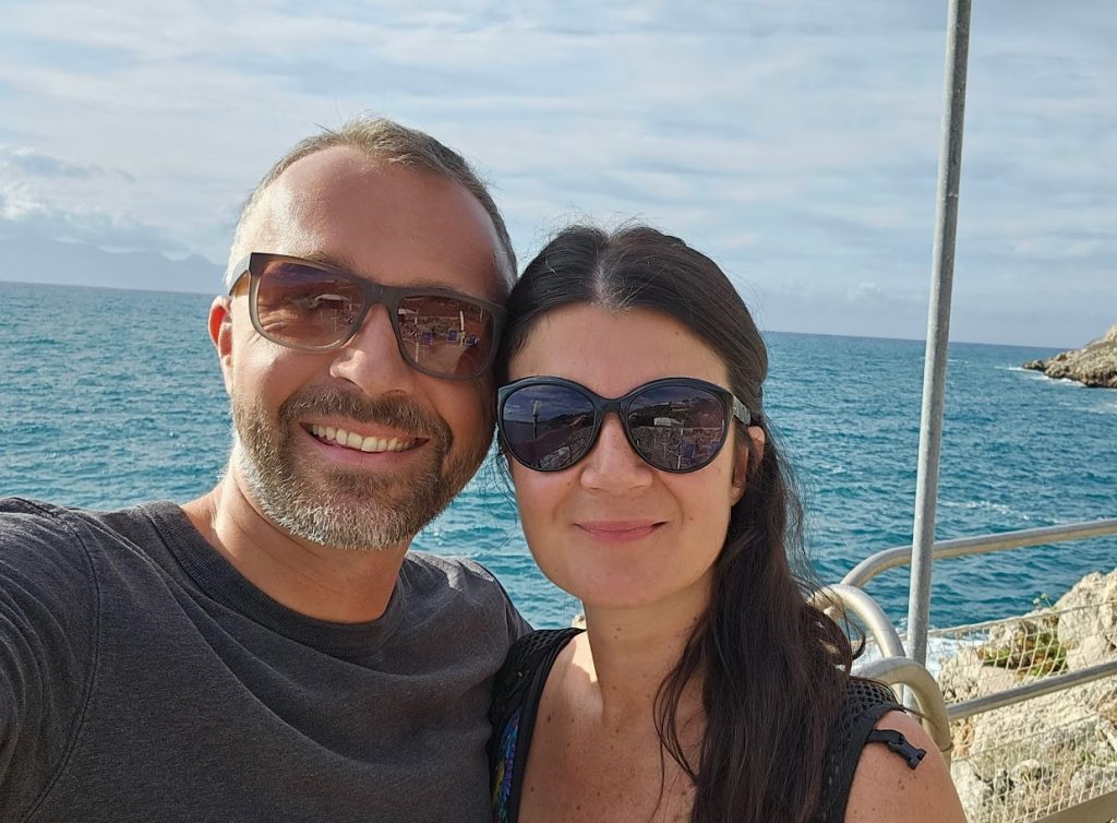 Caroline et Nicolas, en selfie, avec dans le fond la mer